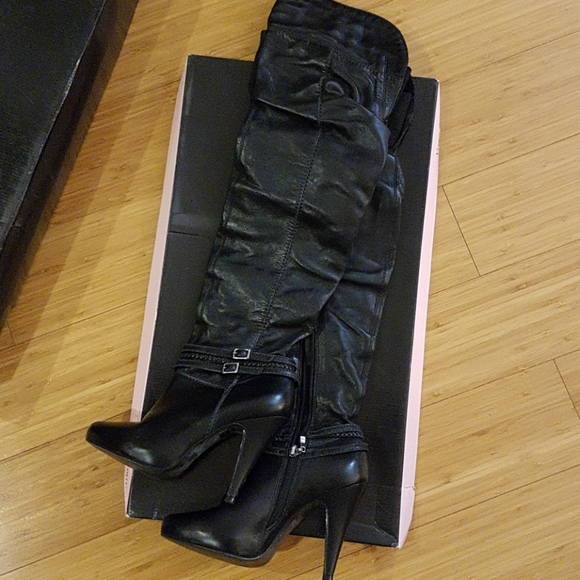 Knee high boots - Picture 1 of 2